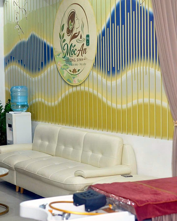 Khu chờ với sofa và logo Mộc An